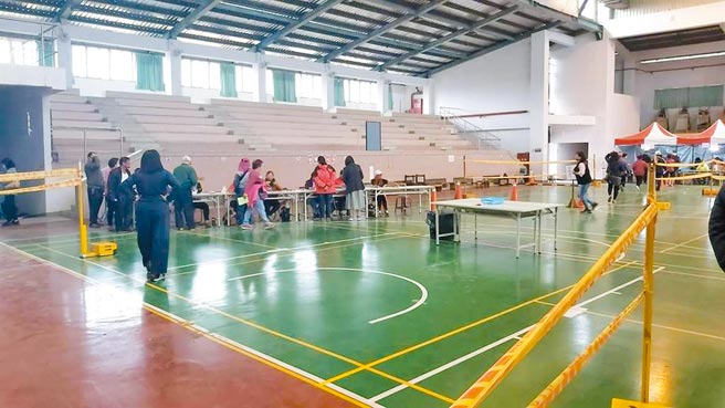 本土疫情持续延烧，屏东潮州春节市集11日开放一般区登记，较往年冷清许多。（谢佳潾摄）