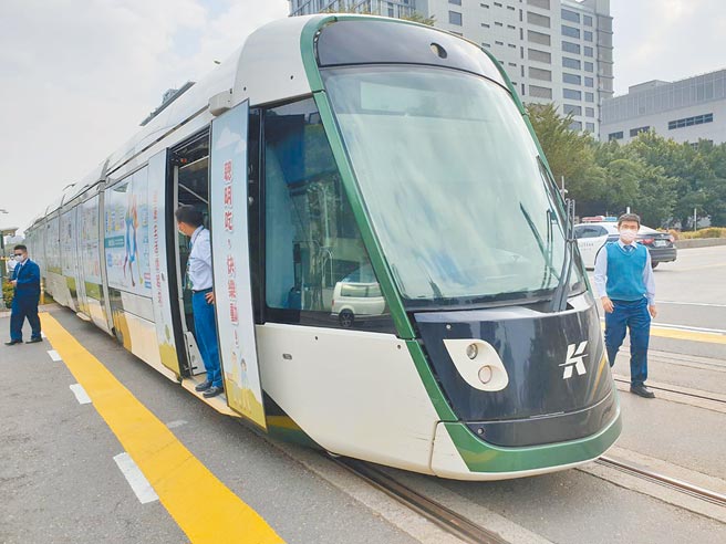 高雄輕軌行經前鎮區成功路、新光停車場路口時與一台廂型車發生碰撞車禍。（民眾提供／洪靖宜高雄傳真）