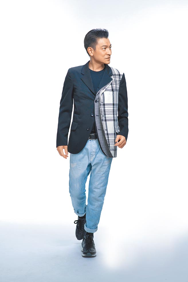 劉德華親自為〈還是笨小孩〉填上新詞。（摘自微博）