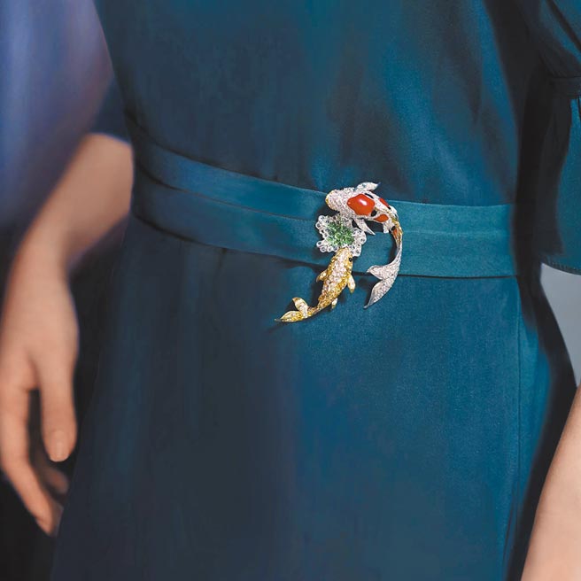 藝術珠寶JHENG JEWELLERY錦鯉系列胸針，可佩戴在胸前，也可繫在腰際。（JHENG JEWELLERY提供）