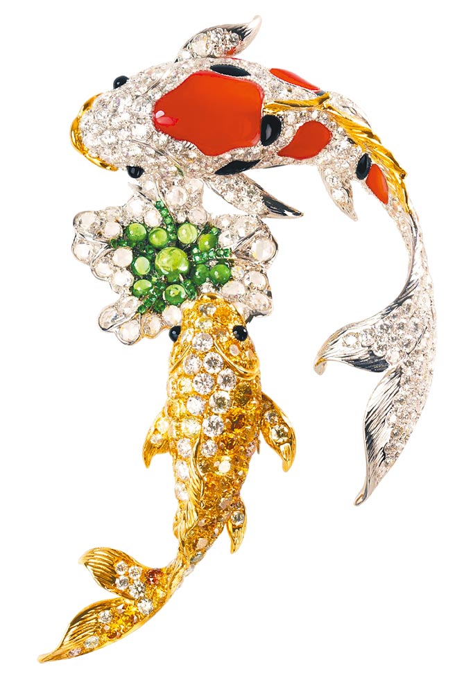 JHENG JEWELLERY天然黃鑽石珊瑚雙錦鯉胸墜，173萬8000元。（JHENG JEWELLERY提供）