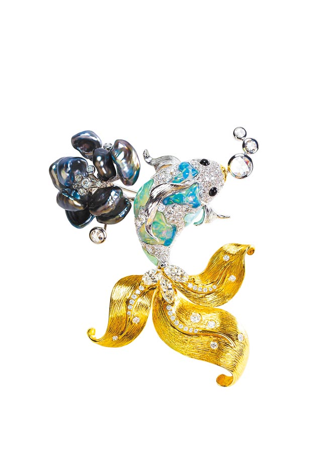JHENG JEWELLERY天然巴洛克珍珠蛋白石錦鯉胸墜，77萬4400元。（JHENG JEWELLERY提供）