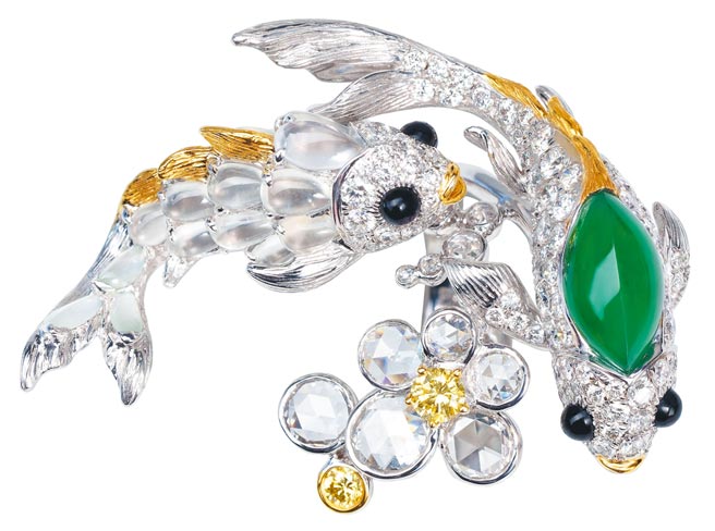 JHENG JEWELLERY天然翡翠黃鑽石錦鯉戒指，80萬3000元。（JHENG JEWELLERY提供）