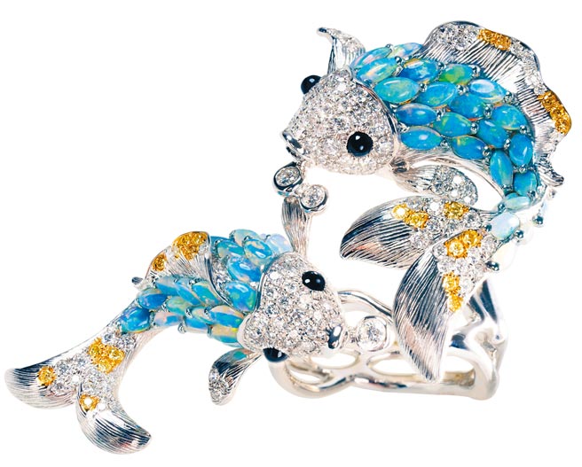 JHENG JEWELLERY天然蛋白石黃鑽石戒指，58萬3000元。（JHENG JEWELLERY提供）