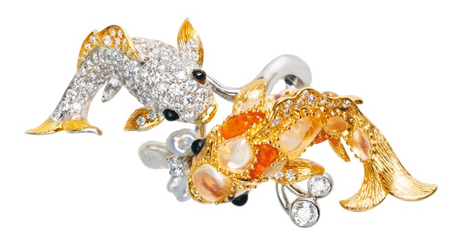 JHENG JEWELLERY天然蛋白石巴洛克珍珠雙錦鯉戒指，60萬7200元。（JHENG JEWELLERY提供）