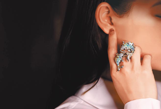 JHENG JEWELLERY錦鯉系列戒指栩栩如生，重現錦鯉優游水中的靈動之美。（JHENG JEWELLERY提供）