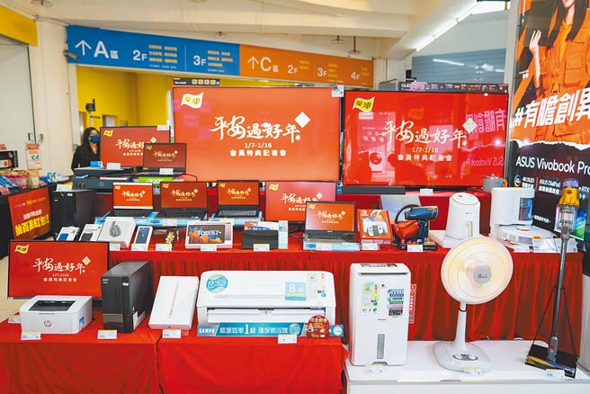 灿坤16日前祭出百万还元金天天抢，消费满额免费送iPhone 13、LG电子衣橱。（灿坤提供）