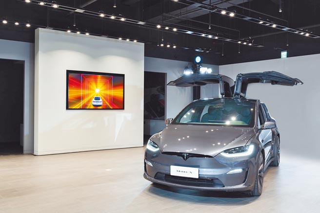 新款TESLA Model X预计2023年上市，昨日于内湖门市快闪亮相，展示车型为Model X Plaid车款，电池续航力达536公里。（TESLA提供）