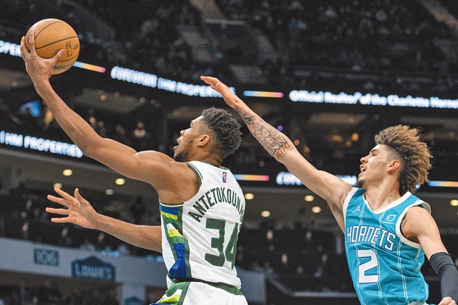 公鹿「字母哥」阿提托康波（左）左手挑篮，黄蜂控卫拉梅洛鲍尔试图封阻却望尘莫及。（美联社）