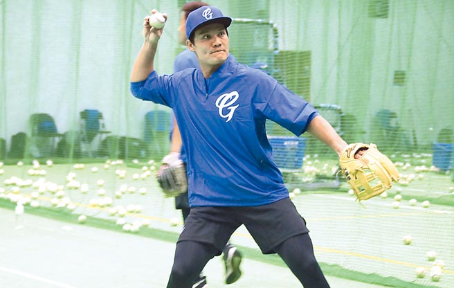 王胜伟离开效力14年的黄衫军，改披富邦悍将的蓝衫。（富邦悍将提供）