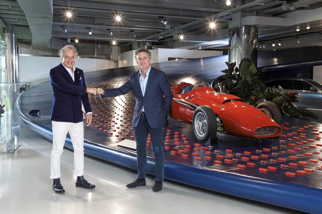 Formula E創辦人Alejandro Agag（右）表示：“我們非常榮幸地迎接Maserati品牌來到世界級運動賽事。ABB FIA FORMULA E 電動方程式世界錦標賽，代表著電動車賽事的巔峰，它為最具活力、最富開拓創新精神的高性能汽車品牌，提供了一個展示技術能力和競技抱負的完美舞臺。”（圖／Maserati）