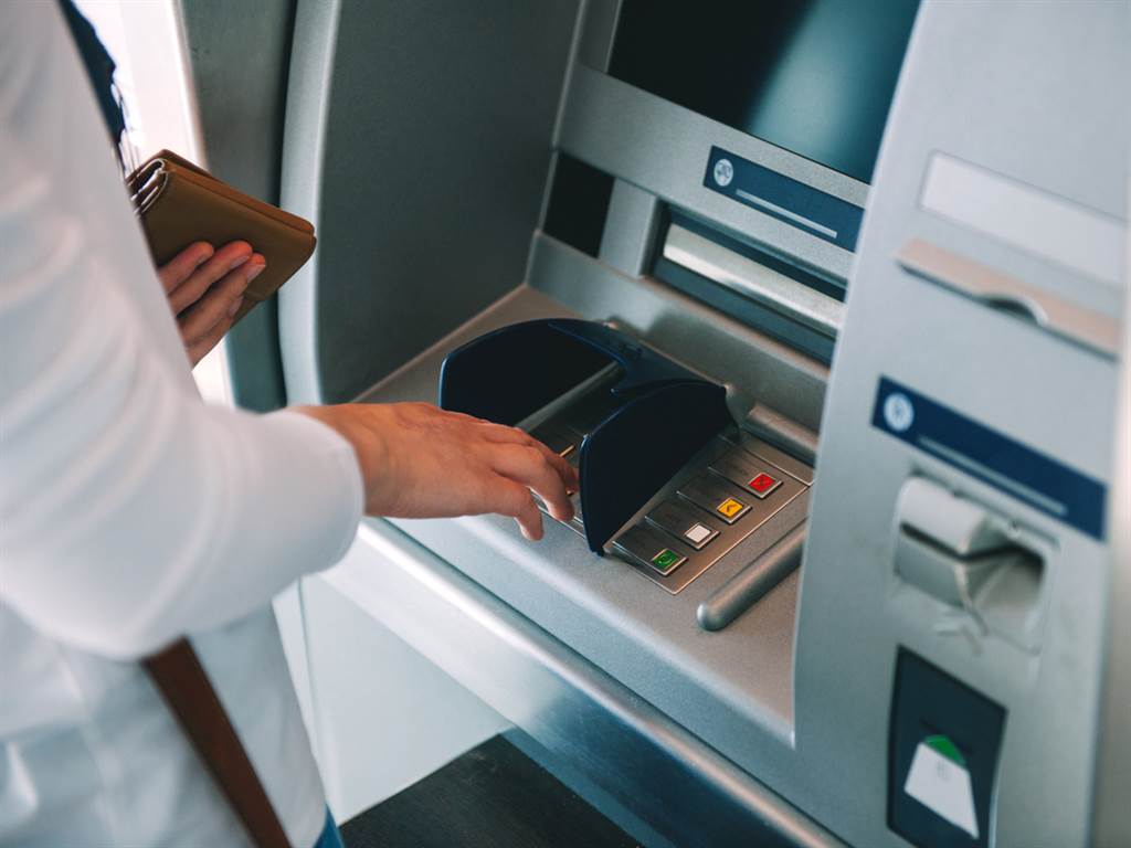 在ATM領完錢後一定要重新點鈔，少錢時能馬上與銀行聯繫。（示意圖／shutterstock）