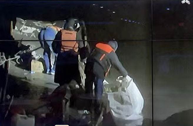 彻夜搜索坠海F-16V 发现疑似外套及大量残骸。(翻摄中天新闻)