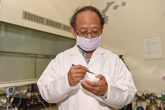 静宜大学团队研发出世界独特，其体积约拇指1／2大小，应用于气体感测器的「二氧化钛─氧化铟」复合材料。（静宜大学提供）