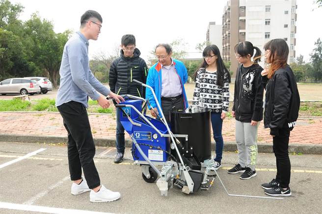 吴仁彰「化腐朽为神奇」，成功废轮胎去化，是将垃圾变黄金的环保典范，研究成果也广泛被引用，因而荣获殊荣。（静宜大学提供）