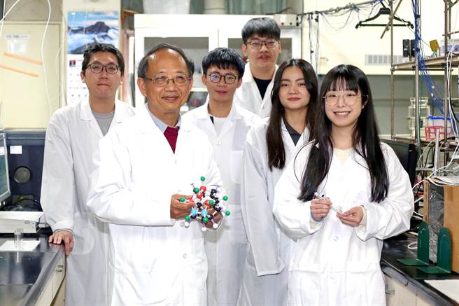 静宜大学应用化学系教授吴仁彰专研于环保及绿能特色材料，成果卓着，入选美国史丹佛大学所发布的「全球前2％顶尖科学家」。（静宜大学提供）