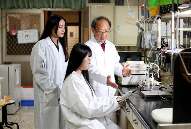 吴仁彰说，实验科学一定要有坚强团队，感谢静宜校方提供相关资源，希望研究成果能广泛应用于社会，促使产业更具竞争力。（静宜大学提供）