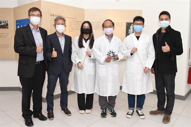 吴仁彰长期投入材料化学的教学及研究，更推动「循环经济」的创新研发，若能运用在企业或家庭，就能达到节能减碳、永续校园及社会责任等目标。（静宜大学提供）