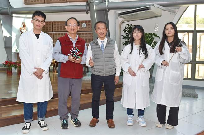 实验科学一定要有团队！吴仁彰感谢静宜提供每位老师独立的研究室、实验室及相关资源，这对研究很有助益，更希望研究成果能广泛应用于社会，提升产业竞争力。（静宜大学提供）