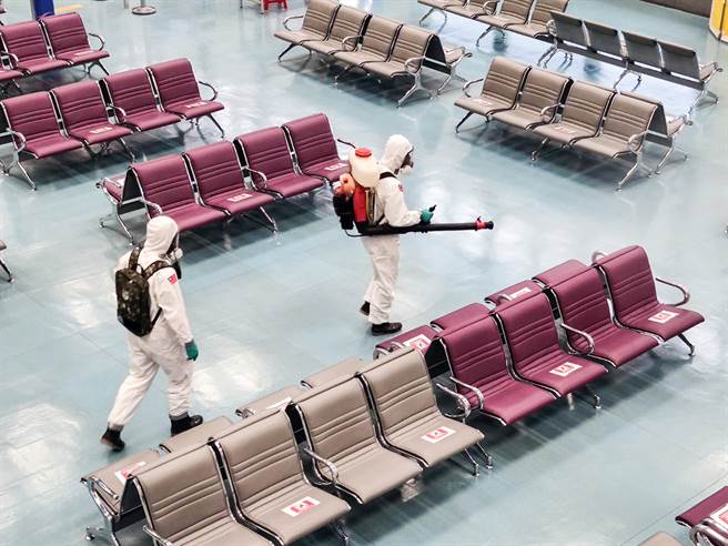 桃园机场长程航班旅客须在机场採检阴性，才放行入境，旅客在离开候机室后，还会请在机场待命的化学兵做全面清消工作。（资料照/陈麒全摄）