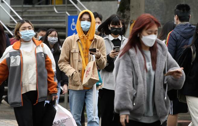 清晨急凍，白天雨勢雖趨緩，但氣溫仍偏低。（范揚光攝）
