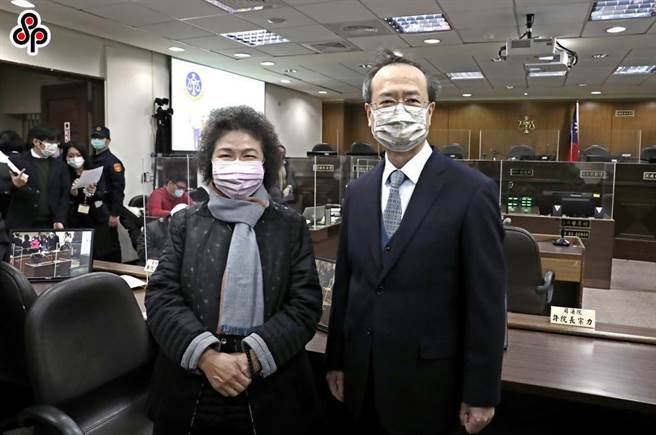 司法院长许宗力（右）与监察院长陈菊（左）亲自到场旁听，瞭解审理过程。（本报资料照片，张铠乙摄）