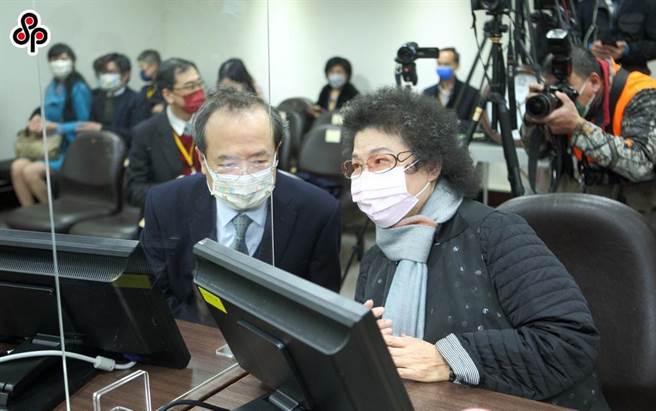 台北地方法院举办国民法官模拟法庭审理及评议程序，司法院长许宗力（左）与监察院长陈菊（右）亲自到场旁听，瞭解审理过程。（本报资料照片，张铠乙摄）