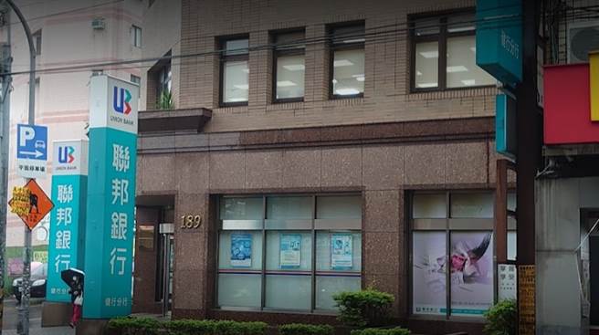 医师沈政男表示，居服员传染给银行行员，是疫情发生2年来，从来没有过的事，更直言「戴口罩不会传染的时代已经过去了」。（图／翻摄自google map）