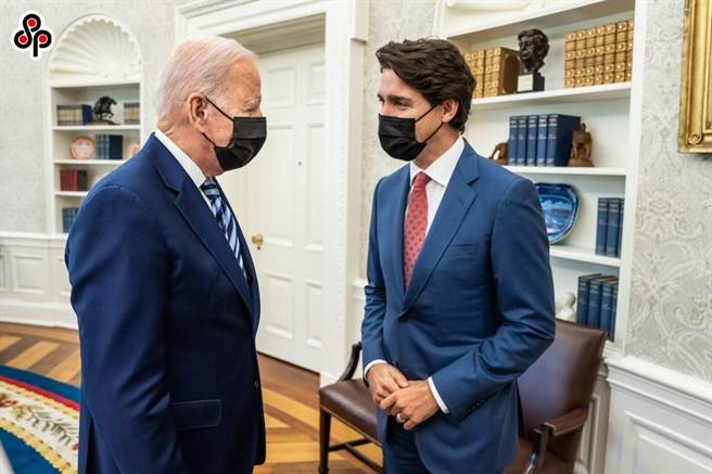 加拿大情报机构警告影响力行动，陆专家：效仿美国视中国为安全威胁。图为2021年11月19日美国总统拜登（左）在椭圆形办公室与加拿大总理杜鲁道会面。（摘自美国总统拜登推特）