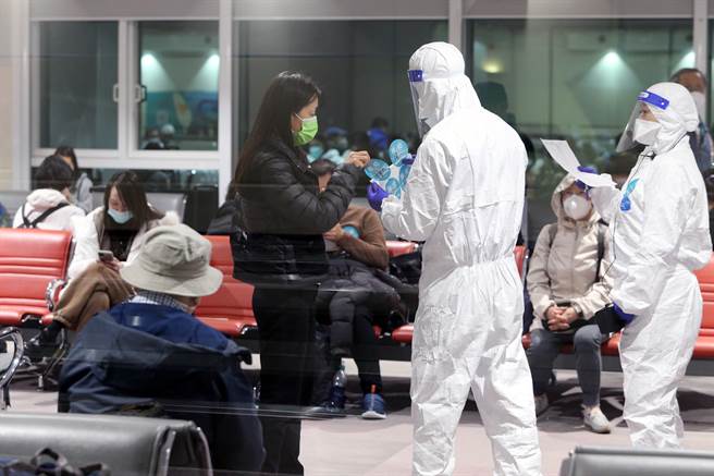 有网友认为，对比万华群聚事件，这次指挥中心反应蛮快的，引起网友热议。图为长程航班旅客在机场採检。（陈麒全摄）