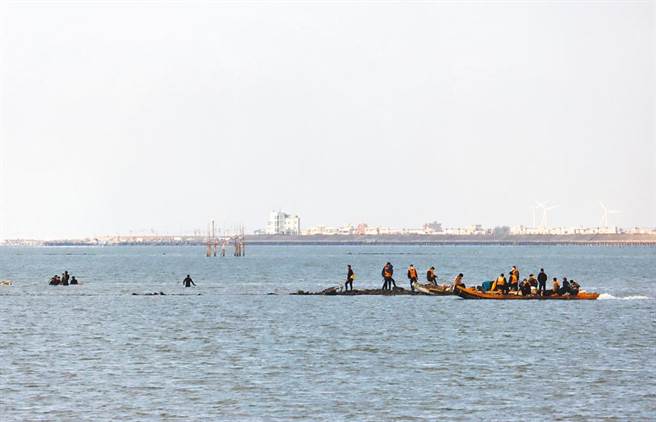 空军嘉义基地编号6650的F-16V战机前天失事坠海，军方上午出动寻标器，在水溪靶场附近目标区搜索战机黑盒子。（吕妍庭摄）