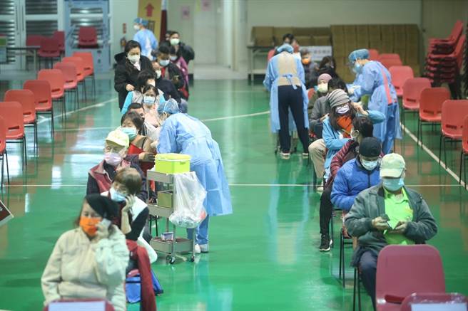 國內本土疫情再爆，激起不少民眾搶打第三劑疫苗。（陳怡誠攝）