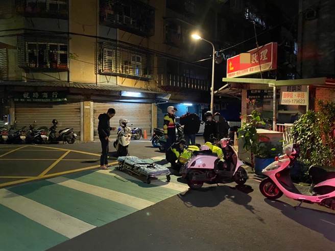 56歲林姓男子持西瓜刀追砍20歲張姓男子，警方獲報到場逮捕林男。（葉書宏翻攝）