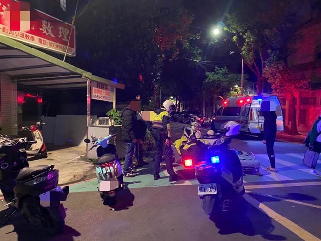 56歲林姓男子持西瓜刀追砍20歲張姓男子，警方獲報到場逮捕林男。（葉書宏翻攝）