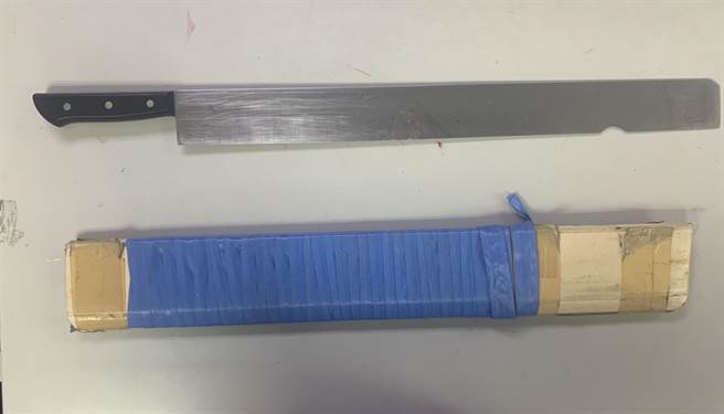 56歲林姓男子持西瓜刀追砍20歲張姓男子，警方獲報到場逮捕林男。（葉書宏翻攝）