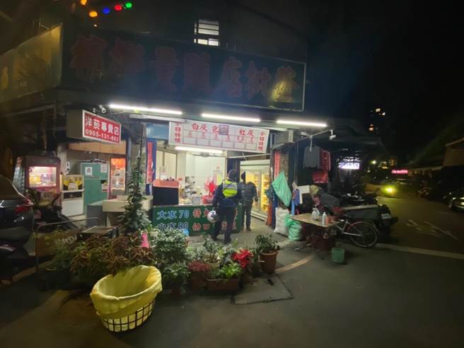 56歲林姓男子持西瓜刀追砍20歲張姓男子，警方獲報到場逮捕林男。（葉書宏翻攝）