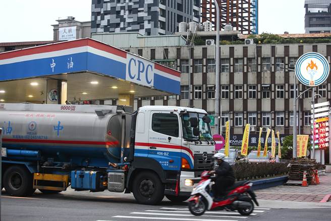 油价春节期间只跌不涨。（资料照/邓博仁摄）