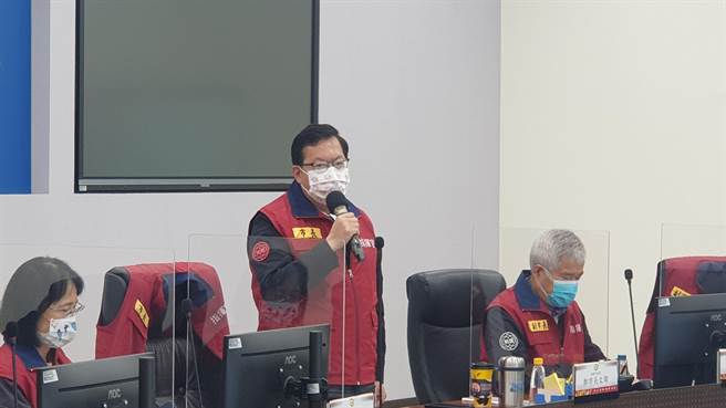 桃園市長鄭文燦說，聯邦銀行群聚再擴大，共13行員和1家屬確診 。(蔡依珍攝)