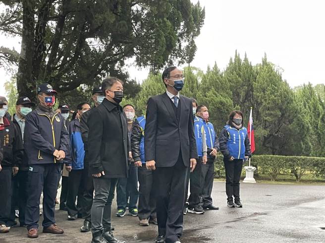 国民党主席朱立伦前往大溪头寮谒陵，强调国民党会反省检讨。(吕筱蝉摄)