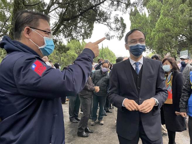 国民党主席朱立伦前往大溪头寮谒陵，强调国民党会反省检讨。(吕筱蝉摄)