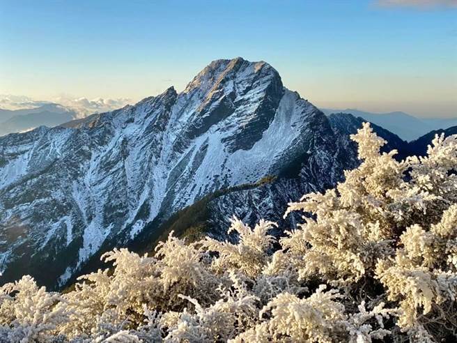 郑明典再度分享玉山主峰美照，对于网友误认成合欢山，感到不可思议。（翻摄郑明典脸书）