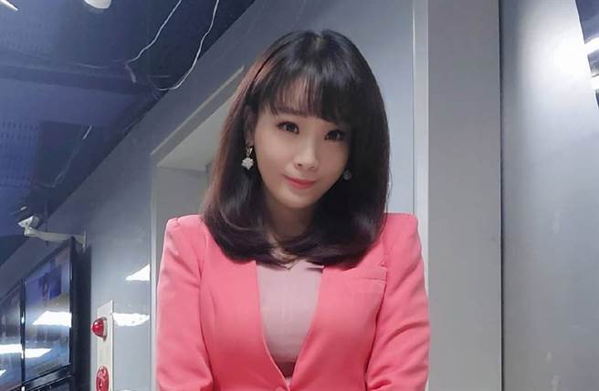 林佑之不只有專業新聞分析，她還擁有甜美臉孔和魔鬼身材，讓林佑之被受封為「辣妹主播」。（圖／取材自林佑之臉書）