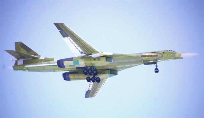 俄罗斯图波列夫（Tupolev）图（Tu）-160M战略轰炸机12日首飞的画面。（俄罗斯联合航空制造集团，UAC）