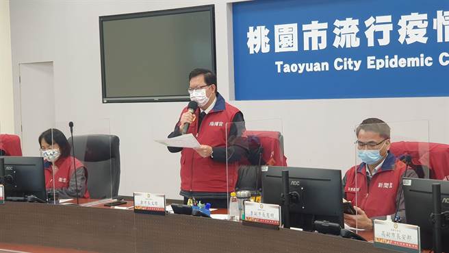 桃园市长郑文灿12日直指居服员（案17472）是「超级传播者」，4日到中坜联邦银行健行分行开户约1小时就酿13＋1确诊。(蔡依珍摄)