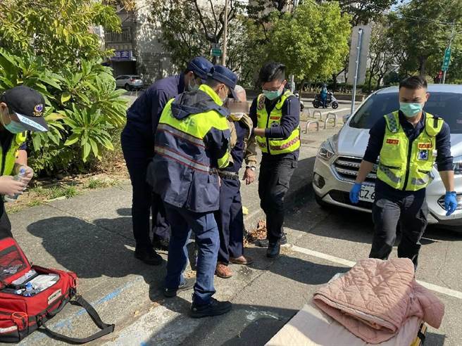 警方前往查看，发现竟是方才找寻许久的失踪老翁，赶紧联繫其家人并将老翁送医诊治。（警方提供／陈世宗台中传真）