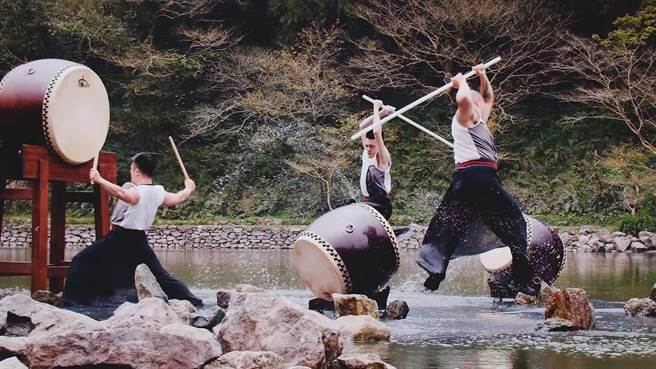 十鼓击乐团全新剧码「明池－池中剑」，即将在今年春季回归。（雄狮提供）