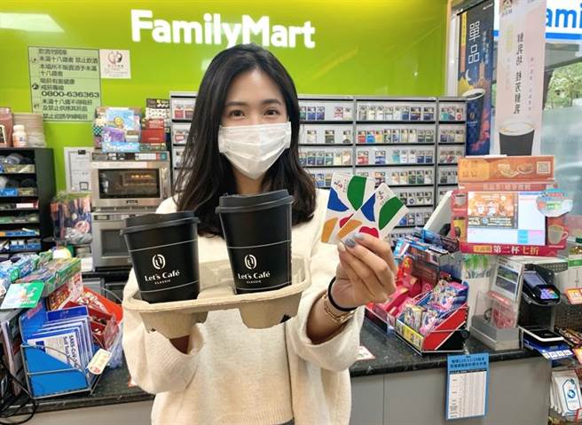 台湾咖啡市场一年产值约800亿元，全家便利商店持续抢「黑金」商机，2017年首创APP随买跨店取服务，可「线上寄杯、线下取杯」，目前会员APP售出咖啡占比破5成。（全家提供）