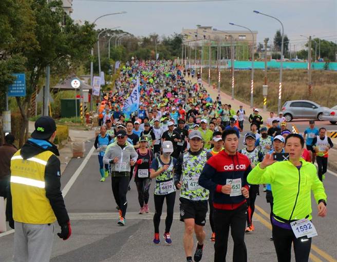 新冠Omicron變種病毒來勢洶洶，金門縣長楊鎮浯今天上午緊急宣布，原定周末登場的2022金門馬拉松活動「延期辦理」。（中時資料照片／ 李金生攝）