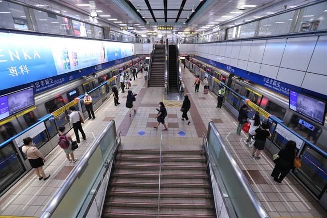 国内疫情紧张，医师洪浩云认为，指挥中心应该壮士断腕，现在就升三级警戒两周。图为去年双北升三级警戒北捷状况。（图／资料照，记者黄世麒摄影）