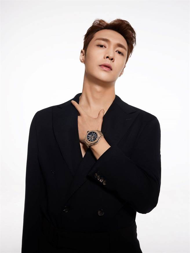 张艺兴荣任宇舶表大中华区代言人，抢先配戴要价破百万的Big Bang Unico 皇金炼带计时腕表。（HUBLOT提供）